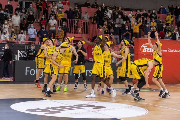 Tigers Tuebingen am Jubeln nach dem Sieg in der Paul-Horn Arena Tigers Tuebingen vs. wiha Panthers Schwenningen, 2. Basketball Bundesliga, Pro A, Barmer 2 Basketball, 15. Spieltag , Spielzeit 2021 2022, 23.12.2021 Tigers Tuebingen vs wiha Panthers Schwenningen, 2. Basketball Bundesliga, Pro A, Barmer 2 Basketball, 15. Spieltag, Spielzeit 2021 2022, 23.12.2021 Tuebingen Copyright: xNinaxSanderx xEibnerxPressefotox EP_NSR