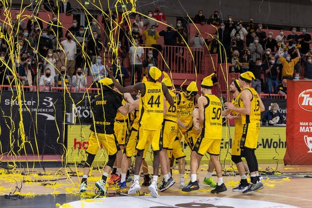 Tigers Tuebingen beim Jubeln in der Paul-Horn Arena. Tigers Tuebingen vs. wiha Panthers Schwenningen, 2. Basketball Bundesliga, Pro A, Barmer 2 Basketball, 15. Spieltag , Spielzeit 2021 2022, 23.12.2021 Tigers Tuebingen vs wiha Panthers Schwenningen, 2. Basketball Bundesliga, Pro A, Barmer 2 Basketball, 15. Spieltag, Spielzeit 2021 2022, 23.12.2021 Tuebingen Copyright: xNinaxSanderx xEibnerxPressefotox EP_NSR