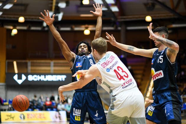 Terrell Harris (Merlins Crailsheim) verteidigt gegen Christian Sengfelder (Brose Bamberg), GER, HAKRO Merlins Crailsheim vs. Brose Bamberg, 23.12.2021, 19. Spieltag easycredit Basketball Bundesliga, Spielzeit 2021 2022. GER, HAKRO Merlins Crailsheim vs. Brose Bamberg, 23.12.2021, 19. Spieltag easycredit Basketball Bundesliga, Spielzeit 2021 2022 Crailsheim Copyright: xEibner MichaelxMemmlerx EP_MMR