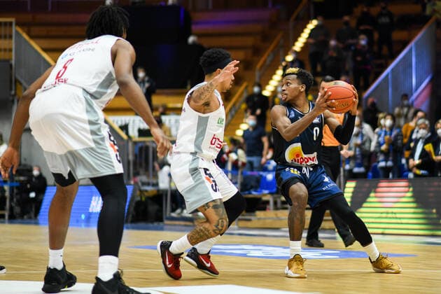 T.J. Shorts (Merlins Crailsheim) im Zweikampf mit Justin Robinson (Brose Bamberg), GER, HAKRO Merlins Crailsheim vs. Brose Bamberg, 23.12.2021, 19. Spieltag easycredit Basketball Bundesliga, Spielzeit 2021 2022. GER, HAKRO Merlins Crailsheim vs. Brose Bamberg, 23.12.2021, 19. Spieltag easycredit Basketball Bundesliga, Spielzeit 2021 2022 Crailsheim Copyright: xEibner MichaelxMemmlerx EP_MMR