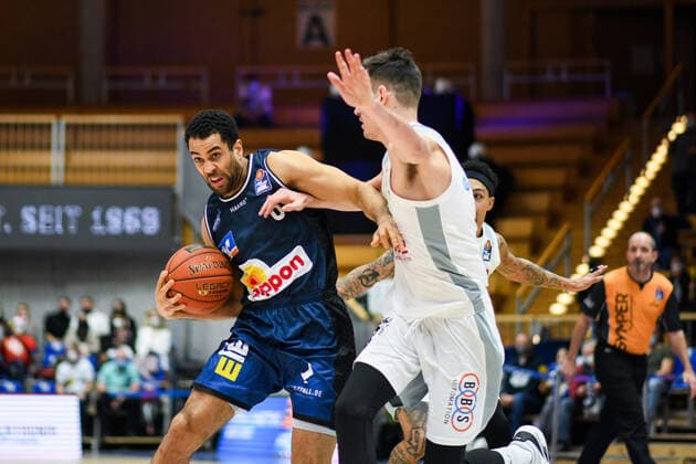 Elias Lasisi (Merlins Crailsheim) im Zweikampf mit Omar Prewitt (Brose Bamberg), GER, HAKRO Merlins Crailsheim vs. Brose Bamberg, 23.12.2021, 19. Spieltag easycredit Basketball Bundesliga, Spielzeit 2021 2022. GER, HAKRO Merlins Crailsheim vs. Brose Bamberg, 23.12.2021, 19. Spieltag easycredit Basketball Bundesliga, Spielzeit 2021 2022 Crailsheim Copyright: xEibner MichaelxMemmlerx EP_MMR