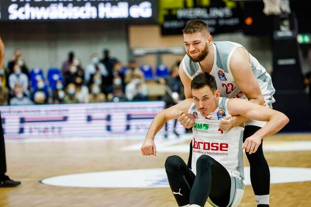 Sport Bilder des Tages oben Martinas Geben (Brose Bamberg, 22) unten Omar Prewitt (Brose Bamberg, 04) HAKRO Merlins Crailsheim - Brose Bamberg, easyCredit Basketball Bundesliga, Saison 2021-2022, 19. Spieltag, Crailsheim, Germany, 12.11.2021, Arena Hohenlohe Copyright: DanielxLöb