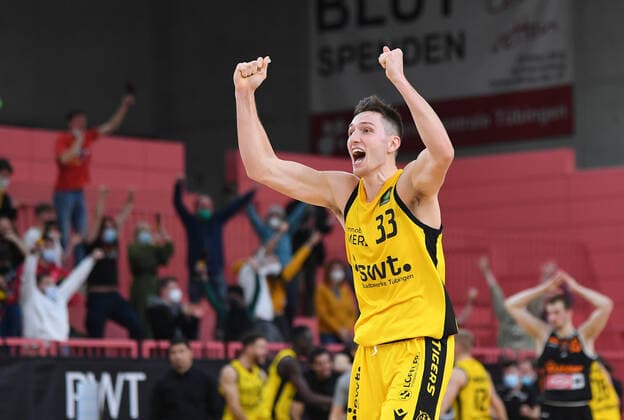 Basketball 2. Bundesliga 2020 2021 15. Spieltag in der Paul Horn Arena 23.12.2021 Tigers Tuebingen - wiha Panthers Schwenningen JUBEL Tigers; Ryan Richard Mikesell