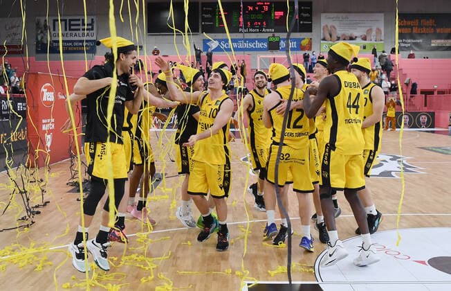 Sport Bilder des Tages Basketball 2. Bundesliga 2020 2021 15. Spieltag in der Paul Horn Arena 23.12.2021 Tigers Tuebingen - wiha Panthers Schwenningen TEAMJUBEL Tigers nach dem Spiel mit schwarz gelben Luftschlangen