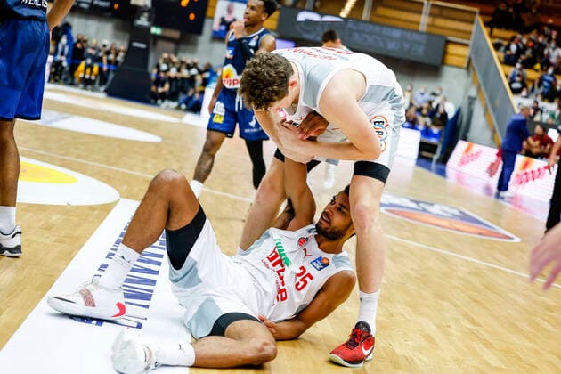 oben Patrick Heckmann (Brose Bamberg, 33) unten Kenneth Ogbe (Brose Bamberg, 25) HAKRO Merlins Crailsheim - Brose Bamberg, easyCredit Basketball Bundesliga, Saison 2021-2022, 19. Spieltag, Crailsheim, Germany, 12.11.2021, Arena Hohenlohe Copyright: DanielxLöb