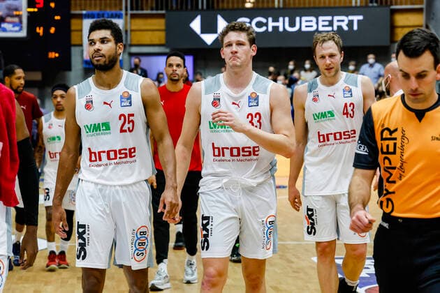 links Kenneth Ogbe (Brose Bamberg, 25) Mitte Patrick Heckmann (Brose Bamberg, 33) rechtsChristian Sengfelder (Brose Bamberg, 43) HAKRO Merlins Crailsheim - Brose Bamberg, easyCredit Basketball Bundesliga, Saison 2021-2022, 19. Spieltag, Crailsheim, Germany, 12.11.2021, Arena Hohenlohe Copyright: DanielxLöb