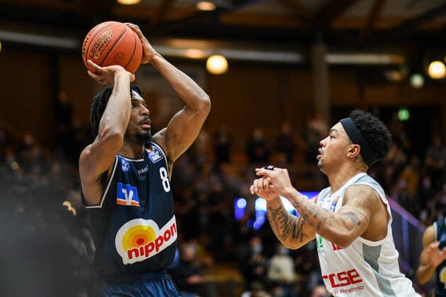 Terrell Harris (Merlins Crailsheim) im Zweikampf mit Justin Robinson (Brose Bamberg), GER, HAKRO Merlins Crailsheim vs. Brose Bamberg, 23.12.2021, 19. Spieltag easycredit Basketball Bundesliga, Spielzeit 2021 2022. GER, HAKRO Merlins Crailsheim vs. Brose Bamberg, 23.12.2021, 19. Spieltag easycredit Basketball Bundesliga, Spielzeit 2021 2022 Crailsheim Copyright: xEibner MichaelxMemmlerx EP_MMR