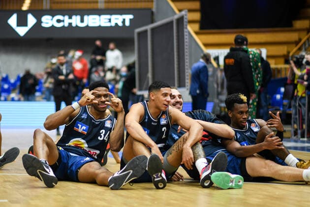 Sport Bilder des Tages Richmond Aririguzoh (Merlins Crailsheim), Jared Savage (Merlins Crailsheim)2a, T.J. Shorts (Merlins Crailsheim) jubeln ueber den Sieg, GER, HAKRO Merlins Crailsheim vs. Brose Bamberg, 23.12.2021, 19. Spieltag easycredit Basketball Bundesliga, Spielzeit 2021 2022. GER, HAKRO Merlins Crailsheim vs. Brose Bamberg, 23.12.2021, 19. Spieltag easycredit Basketball Bundesliga, Spielzeit 2021 2022 Crailsheim Copyright: xEibner MichaelxMemmlerx EP_MMR