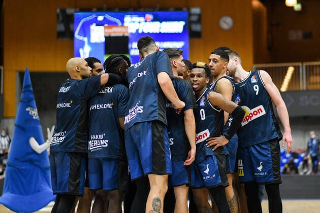 T.J. Shorts (Merlins Crailsheim), Jared Savage (Merlins Crailsheim)2a, Fabian Bleck (Merlins Crailsheim) und Team jubeln ueber den Sieg, GER, HAKRO Merlins Crailsheim vs. Brose Bamberg, 23.12.2021, 19. Spieltag easycredit Basketball Bundesliga, Spielzeit 2021 2022. GER, HAKRO Merlins Crailsheim vs. Brose Bamberg, 23.12.2021, 19. Spieltag easycredit Basketball Bundesliga, Spielzeit 2021 2022 Crailsheim Copyright: xEibner MichaelxMemmlerx EP_MMR