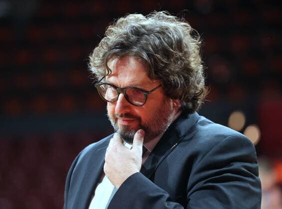 Nachdenklichkeit . . . Bayerns - Head Coach Andrea TRINCHIERI. Basketball, FC Bayern - Baskonia, am 23.12.2021, Basketball Euroleague, FC Bayern Basketball - BITCI Baskonia Vitoria-Gasteiz, Saison 2021-2022 in Muenchen, A U D I D O M E, Deutschland. Quelle Copyright Credit : Oryk HAIST