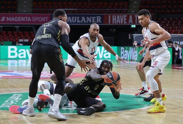 Bayerns 1 Deshaun THOMAS, Baskonias 11 GRANGER, Bayerns 8 Othello HUNTER and Baskonias 5 BOLDWIN IV.. Basketball, FC Bayern - Baskonia, am 23.12.2021, Basketball Euroleague, FC Bayern Basketball - BITCI Baskonia Vitoria-Gasteiz, Saison 2021-2022 in Muenchen, A U D I D O M E, Deutschland. Quelle Copyright Credit : Oryk HAIST