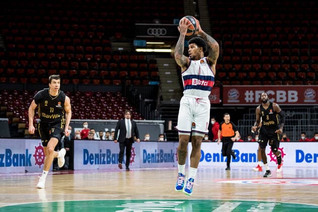Turkish Airlines EuroLeague: FC Bayern Muenchen Basketball - Bitci Baskonia Vitoria-Gasteiz; 23.12.2021 Vladimir Lucic (FC Bayern, 11), Lamar Peters (BITCI Baskonia Vitoria-Gasteiz, 1) Turkish Airlines EuroLeague: FC Bayern Muenchen Basketball - Bitci Baskonia Vitoria-Gasteiz; 23.12.2021; Audi Dome, Muenchen (Bayern) Copyright: xBEAUTIFULxSPORTS Wunderlx