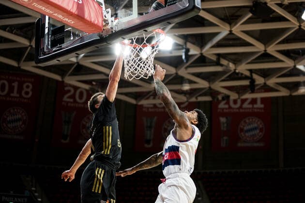 Turkish Airlines EuroLeague: FC Bayern Muenchen Basketball - Bitci Baskonia Vitoria-Gasteiz; 23.12.2021 Vladimir Lucic (FC Bayern, 11), Lamar Peters (BITCI Baskonia Vitoria-Gasteiz, 1) Turkish Airlines EuroLeague: FC Bayern Muenchen Basketball - Bitci Baskonia Vitoria-Gasteiz; 23.12.2021; Audi Dome, Muenchen (Bayern) Copyright: xBEAUTIFULxSPORTS Wunderlx