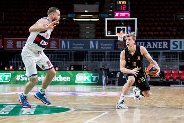 Sport Bilder des Tages Turkish Airlines EuroLeague: FC Bayern Muenchen Basketball - Bitci Baskonia Vitoria-Gasteiz; 23.12.2021 Matthew Costello (BITCI Baskonia Vitoria-Gasteiz, 24), Ognjen Jaramaz (FC Bayern, 10) Turkish Airlines EuroLeague: FC Bayern Muenchen Basketball - Bitci Baskonia Vitoria-Gasteiz; 23.12.2021; Audi Dome, Muenchen (Bayern) Copyright: xBEAUTIFULxSPORTS Wunderlx