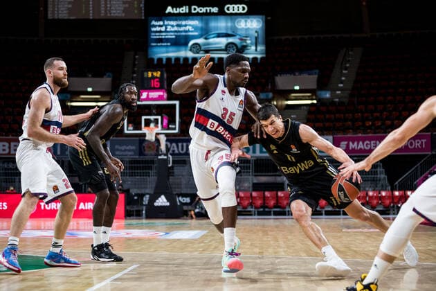 Turkish Airlines EuroLeague: FC Bayern Muenchen Basketball - Bitci Baskonia Vitoria-Gasteiz; 23.12.2021 Landry Nnoko (BITCI Baskonia Vitoria-Gasteiz, 35), Vladimir Lucic (FC Bayern, 11) Turkish Airlines EuroLeague: FC Bayern Muenchen Basketball - Bitci Baskonia Vitoria-Gasteiz; 23.12.2021; Audi Dome, Muenchen (Bayern) Copyright: xBEAUTIFULxSPORTS Wunderlx