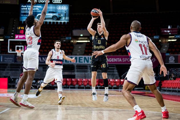 Turkish Airlines EuroLeague: FC Bayern Muenchen Basketball - Bitci Baskonia Vitoria-Gasteiz; 23.12.2021 Steven Enoch (BITCI Baskonia Vitoria-Gasteiz, 23), Ognjen Jaramaz (FC Bayern, 10), Jayson Granger (BITCI Baskonia Vitoria-Gasteiz, 11) Turkish Airlines EuroLeague: FC Bayern Muenchen Basketball - Bitci Baskonia Vitoria-Gasteiz; 23.12.2021; Audi Dome, Muenchen (Bayern) Copyright: xBEAUTIFULxSPORTS Wunderlx