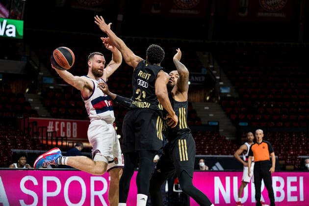 Turkish Airlines EuroLeague: FC Bayern Muenchen Basketball - Bitci Baskonia Vitoria-Gasteiz; 23.12.2021 Matthew Costello (BITCI Baskonia Vitoria-Gasteiz, 24), Augustne Rubit (FC Bayern, 21) Turkish Airlines EuroLeague: FC Bayern Muenchen Basketball - Bitci Baskonia Vitoria-Gasteiz; 23.12.2021; Audi Dome, Muenchen (Bayern) Copyright: xBEAUTIFULxSPORTS Wunderlx