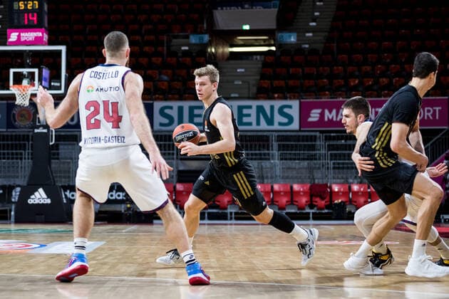 Turkish Airlines EuroLeague: FC Bayern Muenchen Basketball - Bitci Baskonia Vitoria-Gasteiz; 23.12.2021 Matthew Costello (BITCI Baskonia Vitoria-Gasteiz, 24), Ognjen Jaramaz (FC Bayern, 10) Turkish Airlines EuroLeague: FC Bayern Muenchen Basketball - Bitci Baskonia Vitoria-Gasteiz; 23.12.2021; Audi Dome, Muenchen (Bayern) Copyright: xBEAUTIFULxSPORTS Wunderlx