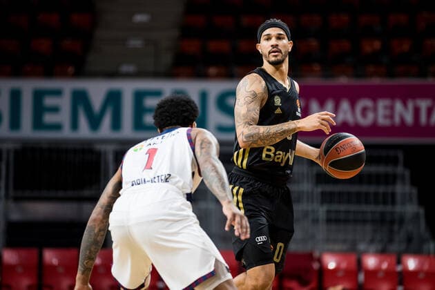 Turkish Airlines EuroLeague: FC Bayern Muenchen Basketball - Bitci Baskonia Vitoria-Gasteiz; 23.12.2021 Lamar Peters (BITCI Baskonia Vitoria-Gasteiz, 1), Nick Weiler-Babb (FC Bayern, 0) Turkish Airlines EuroLeague: FC Bayern Muenchen Basketball - Bitci Baskonia Vitoria-Gasteiz; 23.12.2021; Audi Dome, Muenchen (Bayern) Copyright: xBEAUTIFULxSPORTS Wunderlx