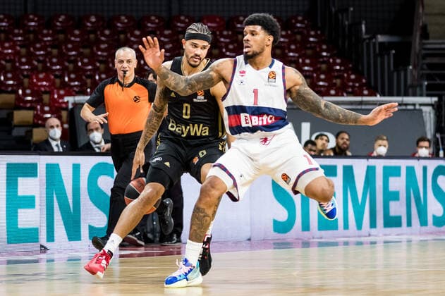 Turkish Airlines EuroLeague: FC Bayern Muenchen Basketball - Bitci Baskonia Vitoria-Gasteiz; 23.12.2021 Nick Weiler-Babb (FC Bayern, 0), Lamar Peters (BITCI Baskonia Vitoria-Gasteiz, 1) Turkish Airlines EuroLeague: FC Bayern Muenchen Basketball - Bitci Baskonia Vitoria-Gasteiz; 23.12.2021; Audi Dome, Muenchen (Bayern) Copyright: xBEAUTIFULxSPORTS Wunderlx