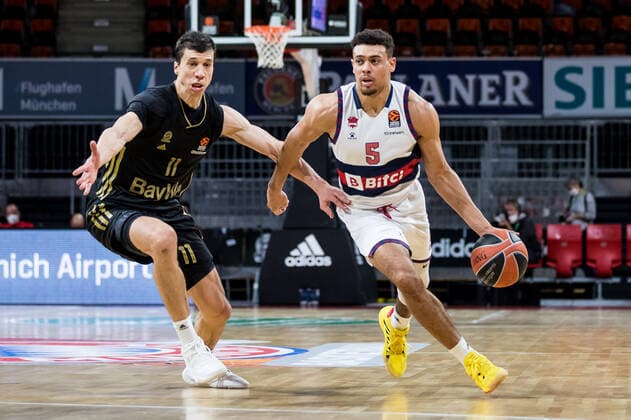 Turkish Airlines EuroLeague: FC Bayern Muenchen Basketball - Bitci Baskonia Vitoria-Gasteiz; 23.12.2021 Vladimir Lucic (FC Bayern, 11), Wade Baldwin IV (BITCI Baskonia Vitoria-Gasteiz, 5) Turkish Airlines EuroLeague: FC Bayern Muenchen Basketball - Bitci Baskonia Vitoria-Gasteiz; 23.12.2021; Audi Dome, Muenchen (Bayern) Copyright: xBEAUTIFULxSPORTS Wunderlx