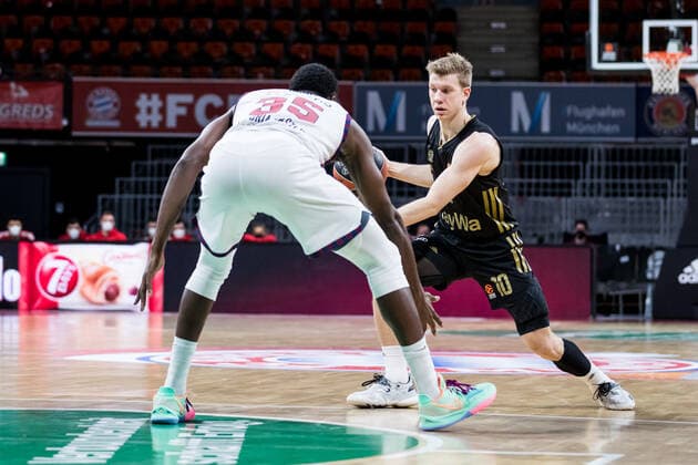 Turkish Airlines EuroLeague: FC Bayern Muenchen Basketball - Bitci Baskonia Vitoria-Gasteiz; 23.12.2021 Alec Peters (BITCI Baskonia Vitoria-Gasteiz, 25), Ognjen Jaramaz (FC Bayern, 10) Turkish Airlines EuroLeague: FC Bayern Muenchen Basketball - Bitci Baskonia Vitoria-Gasteiz; 23.12.2021; Audi Dome, Muenchen (Bayern) Copyright: xBEAUTIFULxSPORTS Wunderlx