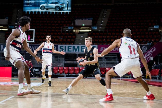 Turkish Airlines EuroLeague: FC Bayern Muenchen Basketball - Bitci Baskonia Vitoria-Gasteiz; 23.12.2021 Steven Enoch (BITCI Baskonia Vitoria-Gasteiz, 23), Ognjen Jaramaz (FC Bayern, 10), Jayson Granger (BITCI Baskonia Vitoria-Gasteiz, 11) Turkish Airlines EuroLeague: FC Bayern Muenchen Basketball - Bitci Baskonia Vitoria-Gasteiz; 23.12.2021; Audi Dome, Muenchen (Bayern) Copyright: xBEAUTIFULxSPORTS Wunderlx