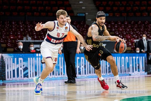 Turkish Airlines EuroLeague: FC Bayern Muenchen Basketball - Bitci Baskonia Vitoria-Gasteiz; 23.12.2021 Arturs Kurucs (BITCI Baskonia Vitoria-Gasteiz, 47), Nick Weiler-Babb (FC Bayern, 0) Turkish Airlines EuroLeague: FC Bayern Muenchen Basketball - Bitci Baskonia Vitoria-Gasteiz; 23.12.2021; Audi Dome, Muenchen (Bayern) Copyright: xBEAUTIFULxSPORTS Wunderlx