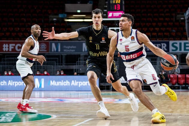 Turkish Airlines EuroLeague: FC Bayern Muenchen Basketball - Bitci Baskonia Vitoria-Gasteiz; 23.12.2021 Vladimir Lucic (FC Bayern, 11), Wade Baldwin IV (BITCI Baskonia Vitoria-Gasteiz, 5) Turkish Airlines EuroLeague: FC Bayern Muenchen Basketball - Bitci Baskonia Vitoria-Gasteiz; 23.12.2021; Audi Dome, Muenchen (Bayern) Copyright: xBEAUTIFULxSPORTS Wunderlx
