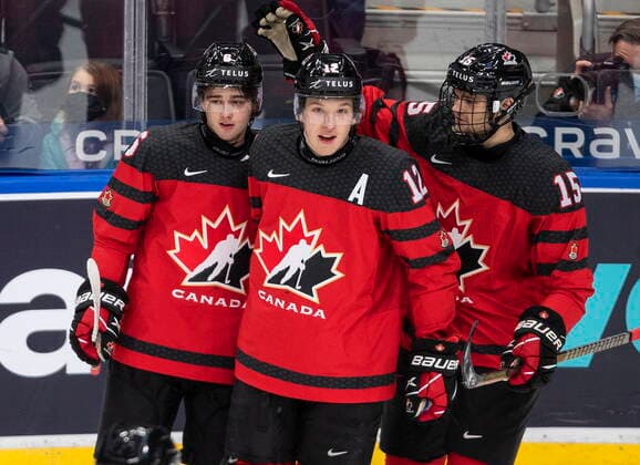 Eishockey, U20 Junioren Länderspiel, Kanada - Russland December 23, 2021, EDMONTON, AB, CANADA: Canada s Lukas Cormier (6), Jake Neighbours (12) and Shane Wright (15) celebrate a goal against Russia s during first period IIHF World Junior Hockey Championship exhibition action in Edmonton, Thursday, Dec. 23, 2021. Lukas Cormier Jake Neighbours Shane Wright  - ZUMAc35_ 20211223_zaf_c35_063 Copyright: xJasonxFransonx