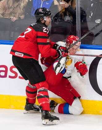 Eishockey, U20 Junioren Länderspiel, Kanada - Russland December 23, 2021, EDMONTON, AB, CANADA: Canada s Will Cuylle (27) checks Russia s Vasili Ponomaryov (13) during second period IIHF World Junior Hockey Championship exhibition action in Edmonton, Thursday, Dec. 23, 2021. Will Cuylle Vasili Ponomaryov  - ZUMAc35_ 20211223_zaf_c35_065 Copyright: xJasonxFransonx