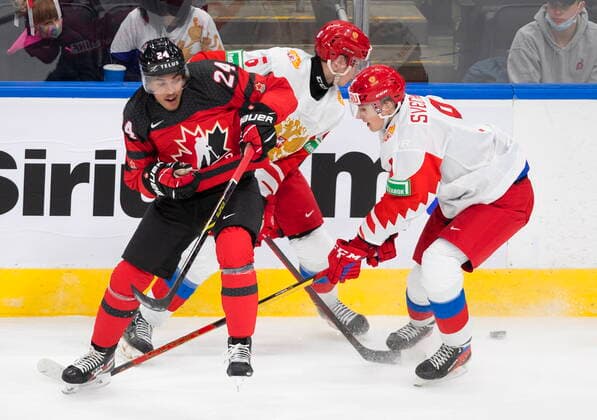 Eishockey, U20 Junioren Länderspiel, Kanada - Russland December 23, 2021, EDMONTON, AB, CANADA: Canada s Justin Sourdif (24), battles for the puck with Russia s Kirill Steklov (6) and Fedor Svechkov (9) during second period IIHF World Junior Hockey Championship exhibition action in Edmonton, Thursday, Dec. 23, 2021. Justin Sourdi Kirill Steklov Fedor Svechkov  - ZUMAc35_ 20211223_zaf_c35_066 Copyright: xJasonxFransonx
