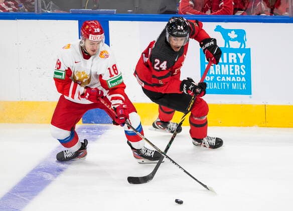 Eishockey, U20 Junioren Länderspiel, Kanada - Russland December 23, 2021, EDMONTON, AB, CANADA: Canada s Justin Sourdif (24) and Russia s Pavel Tyutnev (18) battle for the puck during third period IIHF World Junior Hockey Championship exhibition action in Edmonton, Thursday, Dec. 23, 2021. Justin Sourdif Pavel Tyutnev  - ZUMAc35_ 20211223_zaf_c35_070 Copyright: xJasonxFransonx