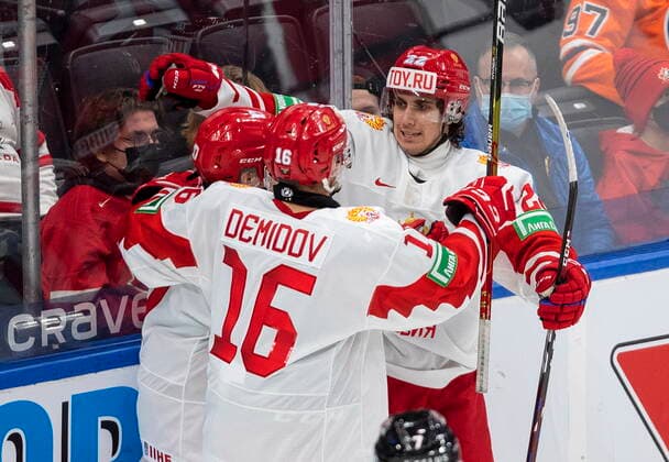 Eishockey, U20 Junioren Länderspiel, Kanada - Russland December 23, 2021, EDMONTON, AB, CANADA: Russia s Semyon Demidov (16), Matvey Michkov (17) and Marat Khusnutdinov (22) celebrate a goal against Canada during third period IIHF World Junior Hockey Championship exhibition action in Edmonton, Thursday, Dec. 23, 2021. Semyon Demidov Matvey Michkov Marat Khusnutdinov  - ZUMAc35_ 20211223_zaf_c35_073 Copyright: xJasonxFransonx