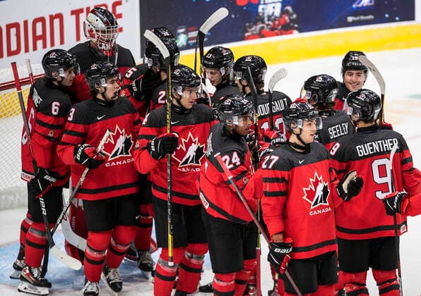 Eishockey, U20 Junioren Länderspiel, Kanada - Russland December 23, 2021, EDMONTON, AB, CANADA: Canada celebrates the win over Russia at the end of IIHF World Junior Hockey Championship exhibition action in Edmonton, Thursday, Dec. 23, 2021. Canada News - December 23, 2021  - ZUMAc35_ 20211223_zaf_c35_075 Copyright: xJasonxFransonx