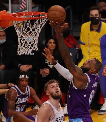 Los Angeles Lakers vs San Antonio Spurs at Staples Center in Los Angeles, CA on Thursday, December 23, 2021. LeBron James 6 of the LA Lakers drives for a layup during the 2nd quarter vs the San Antonio Spurs. PHILLIP KIM 2021-2022 NBA, Basketball Herren, USA Los Angeles Lakers vs San Antonio Spurs !ACHTUNG: NUR REDAKTIONELLE NUTZUNG!  Copyright: xPHILLIPxKIMx AME6055 20211224-1b103721e8ff0fd4ccbd64ccb012119368386854