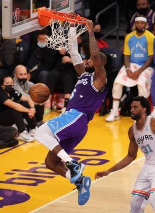 Los Angeles Lakers vs San Antonio Spurs at Staples Center in Los Angeles, CA on Thursday, December 23, 2021. LeBron James 6 of the LA Lakers slams the ball during the 2nd quarter vs the San Antonio Spurs as Keita Bates-Diop 31 watches. PHILLIP KIM 2021-2022 NBA, Basketball Herren, USA Los Angeles Lakers vs San Antonio Spurs !ACHTUNG: NUR REDAKTIONELLE NUTZUNG!  Copyright: xPHILLIPxKIMx AME6074 20211224-3c5ea1ba2886d924df5dd3c54fa57799c4e29daa