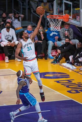 December 23, 2021, Los Angeles, California, USA: Keita Bates-Diop 31 of the San Antonio Spurs puts up a layup during their NBA, Basketball Herren, USA game at Staples Center against the Los Angeles Lakers on Thursday December 23, 2021 in Los Angeles, California. Lakers lose to Spurs, 110-138. PI Los Angeles USA - ZUMAp124 20211223_zaa_p124_001 Copyright: xJAVIERxROJASx