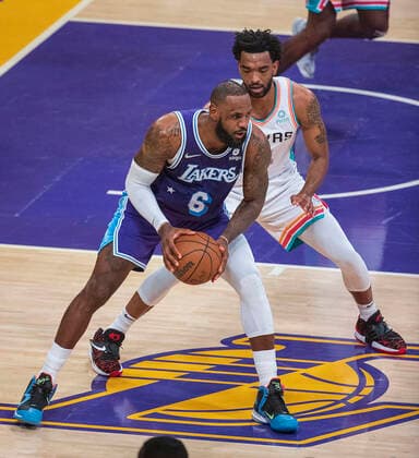 December 23, 2021, Los Angeles, California, USA: LeBron James 6 of the Los Angeles Lakers during their last NBA, Basketball Herren, USA home game at Staples Center is defended by Keita Bates-Diop 31 of the San Antonio Spurs on Thursday December 23, 2021 in Los Angeles, California. Lakers lose to Spurs, 110-138. PI Los Angeles USA - ZUMAp124 20211223_zaa_p124_002 Copyright: xJAVIERxROJASx