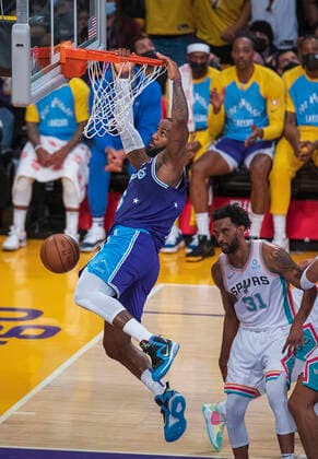 December 23, 2021, Los Angeles, California, USA: LeBron James 6 of the Los Angeles Lakers dunks the ball during their last NBA, Basketball Herren, USA home game at Staples Center against the San Antonio Spurs on Thursday December 23, 2021 in Los Angeles, California. Lakers lose to Spurs, 110-138. PI Los Angeles USA - ZUMAp124 20211223_zaa_p124_004 Copyright: xJAVIERxROJASx