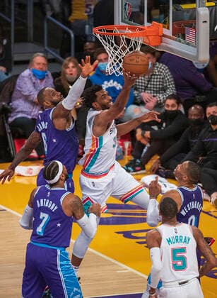 December 23, 2021, Los Angeles, California, USA: Keita Bates-Diop 31 of the San Antonio Spurs puts up a reverse layup during their NBA, Basketball Herren, USA game at Staples Center against the Los Angeles Lakers on Thursday December 23, 2021 in Los Angeles, California. Lakers lose to Spurs, 110-138. PI Los Angeles USA - ZUMAp124 20211223_zaa_p124_005 Copyright: xJAVIERxROJASx