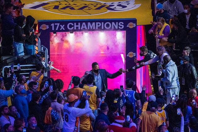 December 23, 2021, Los Angeles, California, USA: Former Los Angeles Lakers Players, Robert Horry (in photo), Metta World Peace, Luke Walton, Byron Scott and Gary Payton pose with the Larry O Brien NBA, Basketball Herren, USA Championship Trophies during the game against the San Antonio Spurs on Thursday December 23, 2021 at STAPLES Center in Los Angeles, California. Lakers lose to Spurs, 110-138. PI Los Angeles USA - ZUMAp124 20211223_zaa_p124_009 Copyright: xJAVIERxROJASx