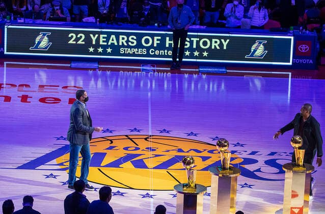 December 23, 2021, Los Angeles, California, USA: Former Los Angeles Lakers Players, Robert Horry (in photo), Metta World Peace, Luke Walton, Byron Scott and Gary Payton goes to pose with the Larry O Brien NBA, Basketball Herren, USA Championship Trophies during the game against the San Antonio Spurs on Thursday December 23, 2021 at STAPLES Center in Los Angeles, California. Lakers lose to Spurs, 110-138. PI Los Angeles USA - ZUMAp124 20211223_zaa_p124_010 Copyright: xJAVIERxROJASx