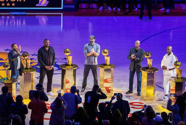 December 23, 2021, Los Angeles, California, USA: Former Los Angeles Lakers Players, Robert Horry, Metta World Peace, Luke Walton, Byron Scott and Gary Payton pose with the Larry O Brien NBA, Basketball Herren, USA Championship Trophies during the game against the San Antonio Spurs on Thursday December 23, 2021 at STAPLES Center in Los Angeles, California. Lakers lose to Spurs, 110-138. PI Los Angeles USA - ZUMAp124 20211223_zaa_p124_011 Copyright: xJAVIERxROJASx