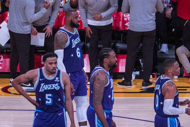 December 23, 2021, Los Angeles, California, USA: LeBron James 6 of the Los Angeles Lakers and teammates react after a fourth quarter spurt by the San Antonio Spurs during their last NBA, Basketball Herren, USA home game at Staples Center on Thursday December 23, 2021 in Los Angeles, California. Lakers lose to Spurs, 110-138. PI Los Angeles USA - ZUMAp124 20211223_zaa_p124_024 Copyright: xJAVIERxROJASx
