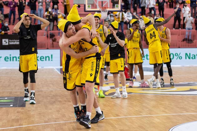 Tigers Tuebingen jubelt ueber den Sieg in Weihnachtsmuetzen Tigers Tuebingen vs. wiha Panthers Schwenningen, 2. Basketball Bundesliga, Pro A, Barmer 2 Basketball, 15. Spieltag , Spielzeit 2021 2022, 23.12.2021 Tigers Tuebingen vs wiha Panthers Schwenningen, 2. Basketball Bundesliga, Pro A, Barmer 2 Basketball, 15. Spieltag, Spielzeit 2021 2022, 23.12.2021 Tuebingen Copyright: xNinaxSanderx xEibnerxPressefotox EP_NSR