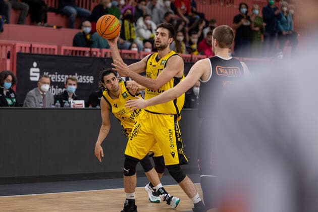 Erol Ersek (Tigers Tuebingen, 11) Mateo Seric (Tigers Tuebingen, 17) Tigers Tuebingen vs. wiha Panthers Schwenningen, 2. Basketball Bundesliga, Pro A, Barmer 2 Basketball, 15. Spieltag , Spielzeit 2021 2022, 23.12.2021 Tigers Tuebingen vs wiha Panthers Schwenningen, 2. Basketball Bundesliga, Pro A, Barmer 2 Basketball, 15. Spieltag, Spielzeit 2021 2022, 23.12.2021 Tuebingen Copyright: xNinaxSanderx xEibnerxPressefotox EP_NSR