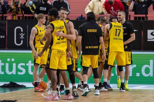 Tigers Tuebingen jubelt ueber den Sieg Tigers Tuebingen vs. wiha Panthers Schwenningen, 2. Basketball Bundesliga, Pro A, Barmer 2 Basketball, 15. Spieltag , Spielzeit 2021 2022, 23.12.2021 Tigers Tuebingen vs wiha Panthers Schwenningen, 2. Basketball Bundesliga, Pro A, Barmer 2 Basketball, 15. Spieltag, Spielzeit 2021 2022, 23.12.2021 Tuebingen Copyright: xNinaxSanderx xEibnerxPressefotox EP_NSR