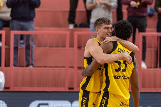 Till Joenke (Tigers Tuebingen, 26) Isaiah Crawley (Tigers Tuebingen, 53) Tigers Tuebingen vs. wiha Panthers Schwenningen, 2. Basketball Bundesliga, Pro A, Barmer 2 Basketball, 15. Spieltag , Spielzeit 2021 2022, 23.12.2021 Tigers Tuebingen vs wiha Panthers Schwenningen, 2. Basketball Bundesliga, Pro A, Barmer 2 Basketball, 15. Spieltag, Spielzeit 2021 2022, 23.12.2021 Tuebingen Copyright: xNinaxSanderx xEibnerxPressefotox EP_NSR
