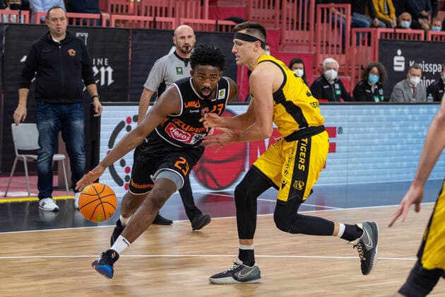 David Cohn (wiha Panthers Schwenningen, 34) Ryan Mikesell (Tigers Tuebingen, 33) Tigers Tuebingen vs. wiha Panthers Schwenningen, 2. Basketball Bundesliga, Pro A, Barmer 2 Basketball, 15. Spieltag , Spielzeit 2021 2022, 23.12.2021 Tigers Tuebingen vs wiha Panthers Schwenningen, 2. Basketball Bundesliga, Pro A, Barmer 2 Basketball, 15. Spieltag, Spielzeit 2021 2022, 23.12.2021 Tuebingen Copyright: xNinaxSanderx xEibnerxPressefotox EP_NSR